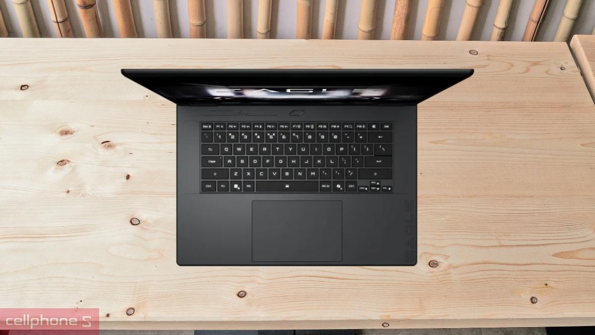 Thiết kế tông đen và bàn phím đèn nền của Laptop Gigabyte Eagle GL6J-9MJR2VNF93SH