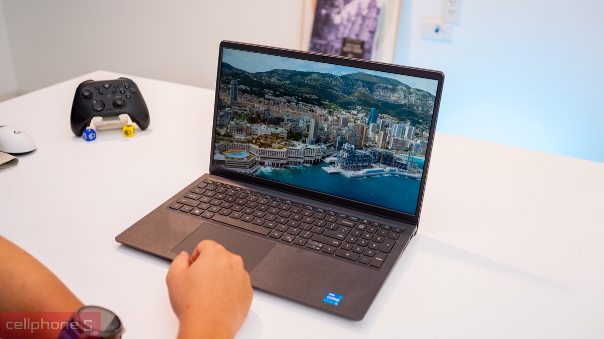 Laptop Dell 15 DC15250 KR0N9 trang bị màn hình 15.6 inch