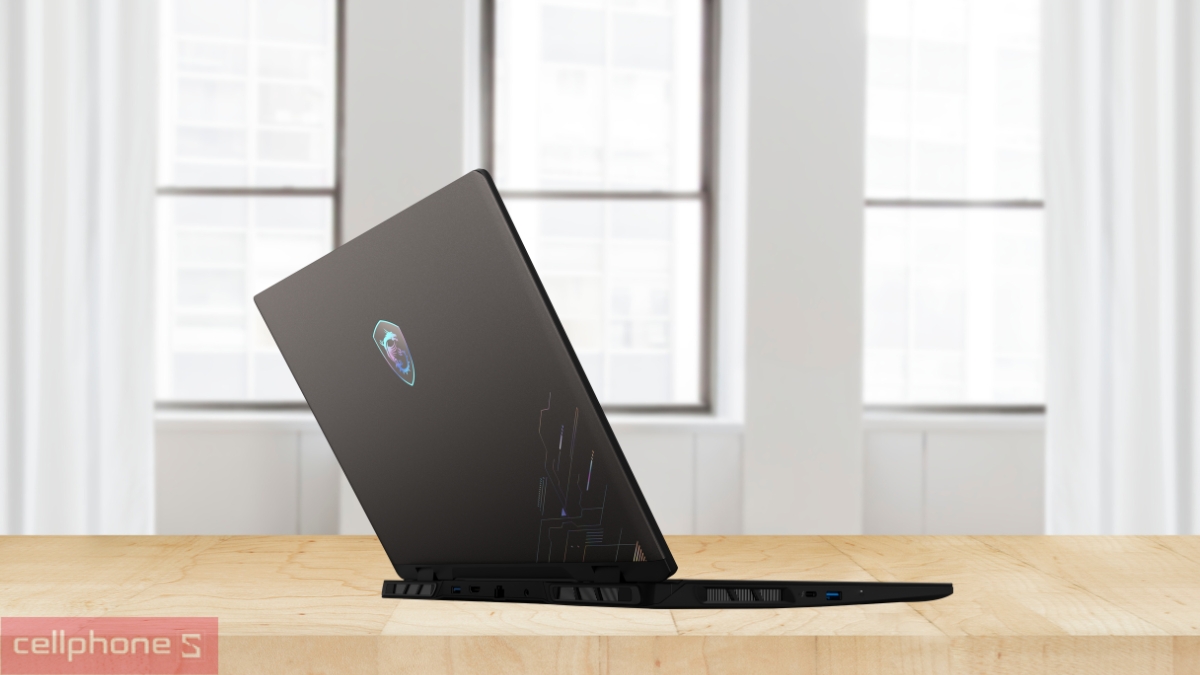 Dung lượng pin, cổng kết nối của laptop MSI Crosshair 16 HX AI D2XWGKG-034VN