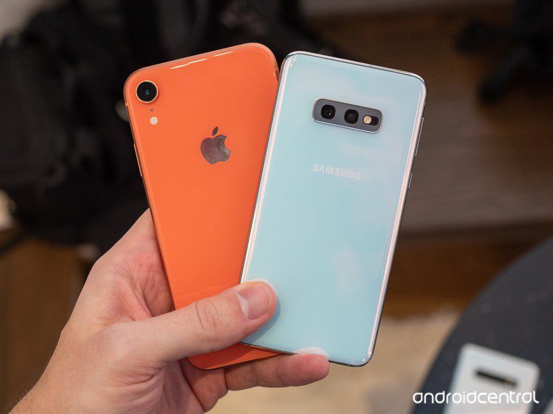 So sánh iPhone XR và Galaxy S10e: cùng là sản phẩm rút gọn và giá rẻ, cái nào đáng mua hơn?