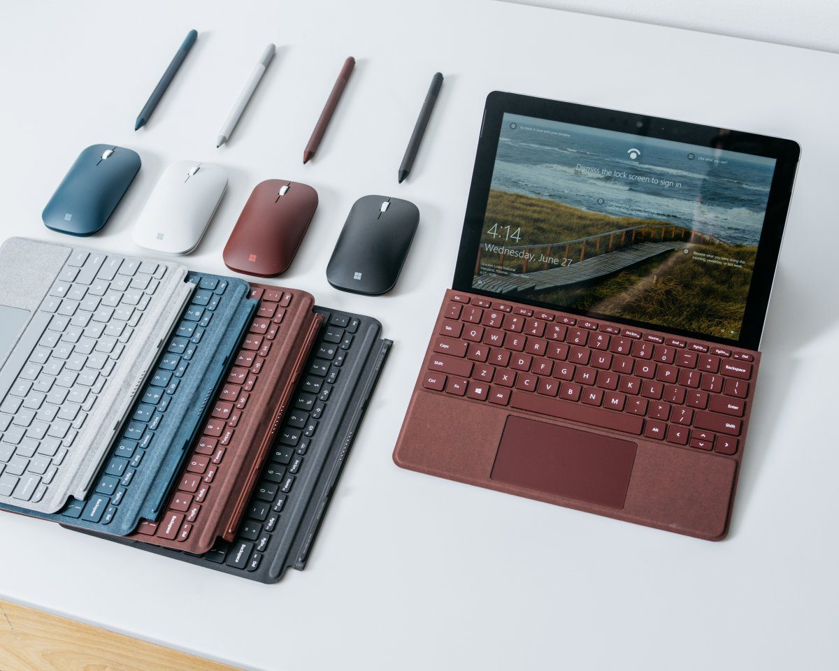 Surface Go cùng type cover cùng các phụ kiện khác