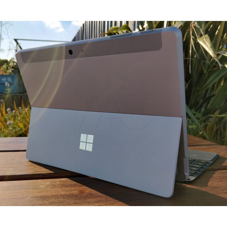 Mặt sau của chiếc surface go với logo microsoft đặc trưng