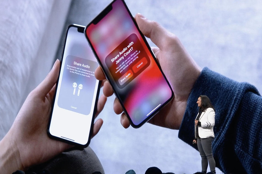 Để chia sẻ âm thanh với AirPods của bạn bè, chỉ cần chạm điện thoại của bạn với nhau.