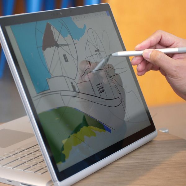 Đánh giá: Surface book 2 ở chế độ trình chiếu được sử dụng cùng Surface Pen tạo sự chuyên nghiệp đáng kinh ngạc
