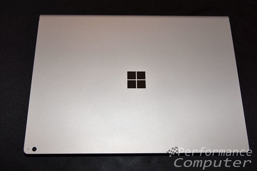 Surface Book 2 15 inch được thiết kế tối giản. Phía trên có một gương hình logo Microsoft ở giữa và một camera phía sau tự động lấy nét 8 MP có mặt ở góc dưới bên trái.