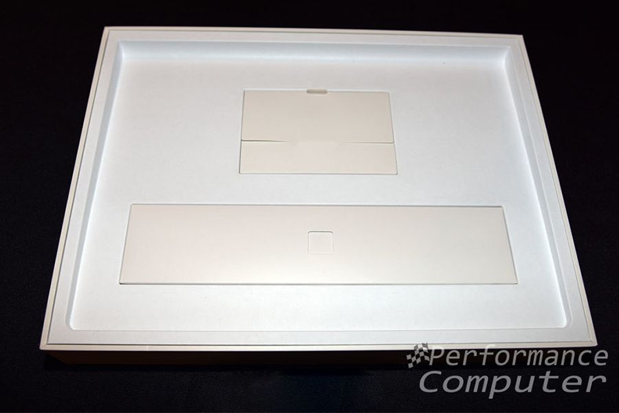 Khi đập hộp chiếc Surface Book 2 15 inch chúng ta chỉ còn lại hai hộp nhỏ. Cái trên cùng có một hướng dẫn thiết lập nhanh và cái dưới cùng có cáp sạc và cục nguồn đi kèm.