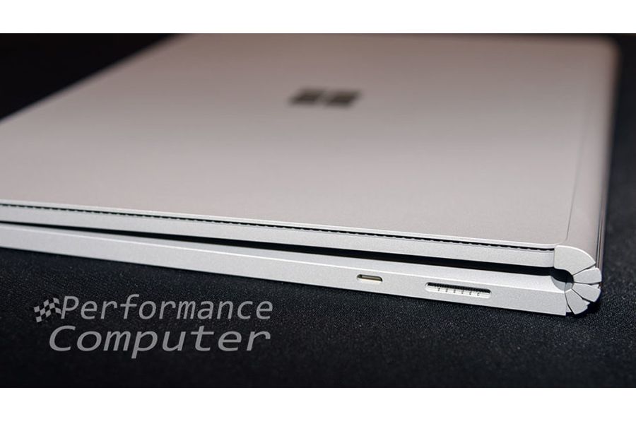 Bên phải Surface Book 2 15 inch là cổng USB Type-C và cổng Microsoft Surface Connect độc quyền