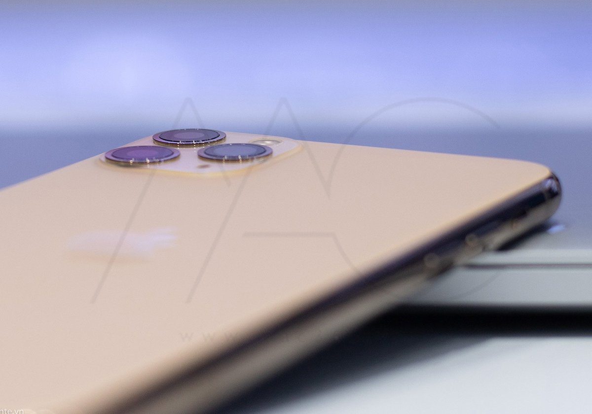 Mặt sau iPhone 11 Pro với cụm 3 camera được thiết kế cực kì tinh tế