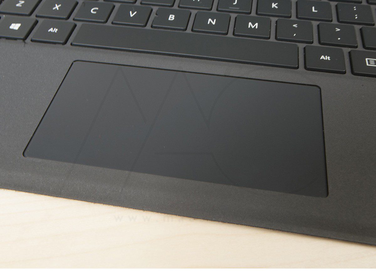 Surface Pro 4 Type Cover's trackpad lớn hơn 40% so với phiên bản tiền nhiệm. Vì vậy cải thiện đáng kể khả năng lướt, cuộn, thao tác,...khi làm việc