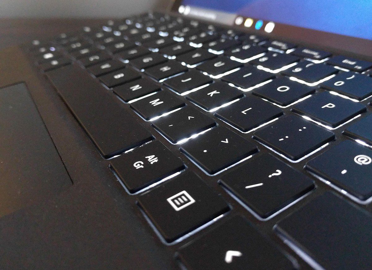 Đèn Led Type Cover Surface Pro 4 hỗ trợ người dùng làm việc vào ban đêm