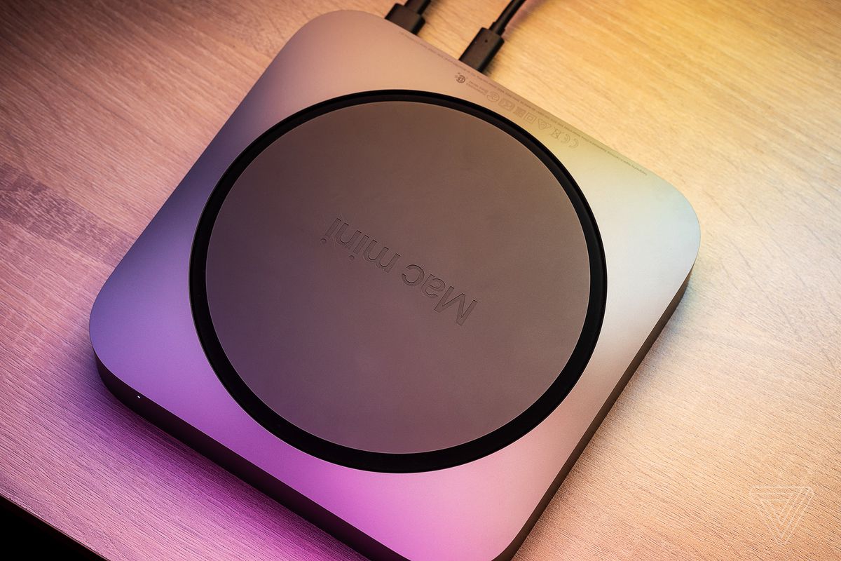 Khi chạy Mac Mini có một cái đèn ở mặt trước sáng lên nhẹ nhàng. Lâu rồi mình mới thấy lại design đèn LED kiểu này trên sản phẩm Apple.