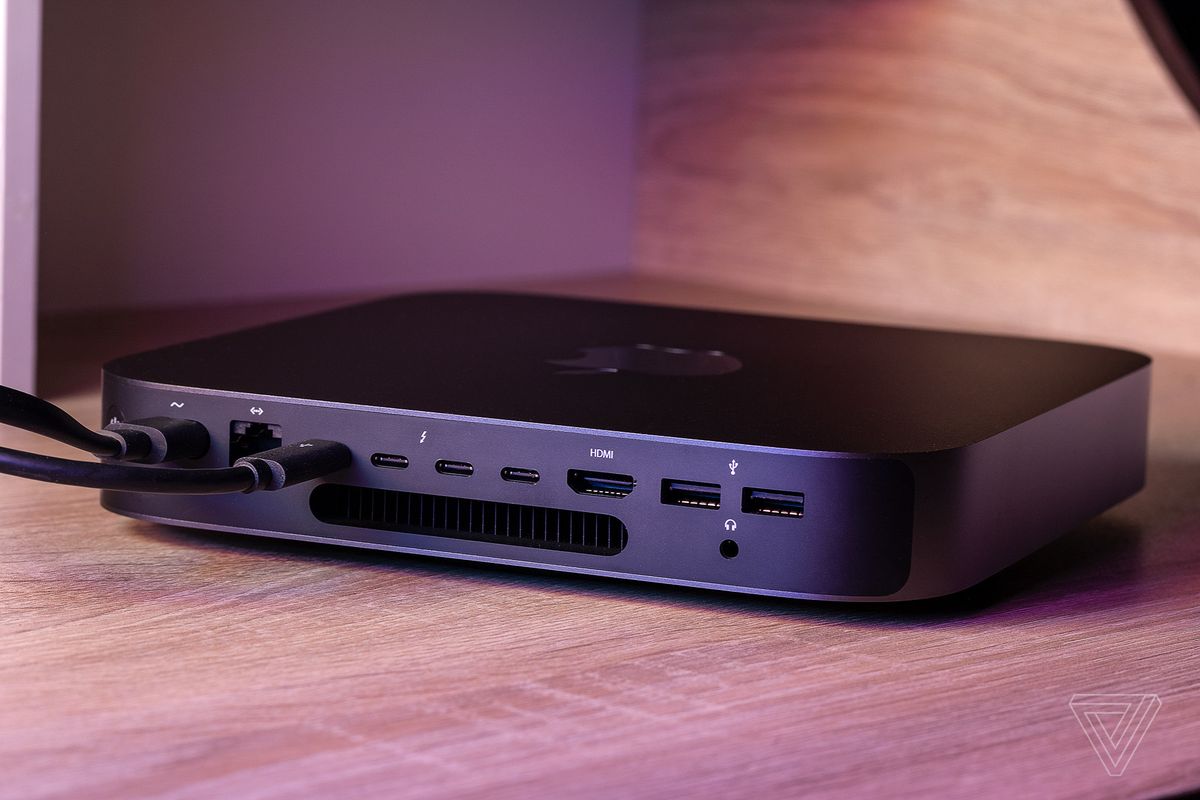 Lưu ý rằng không như laptop chỉ cần 1 sợi USB-C là đủ điện để chạy, chiếc Mac Mini 2018 cần phải được cắm nguồn mới hoạt động được. Giá mà nó có thể chạy chỉ với cổng USB-C thì bàn làm việc sẽ càng gọn hơn.