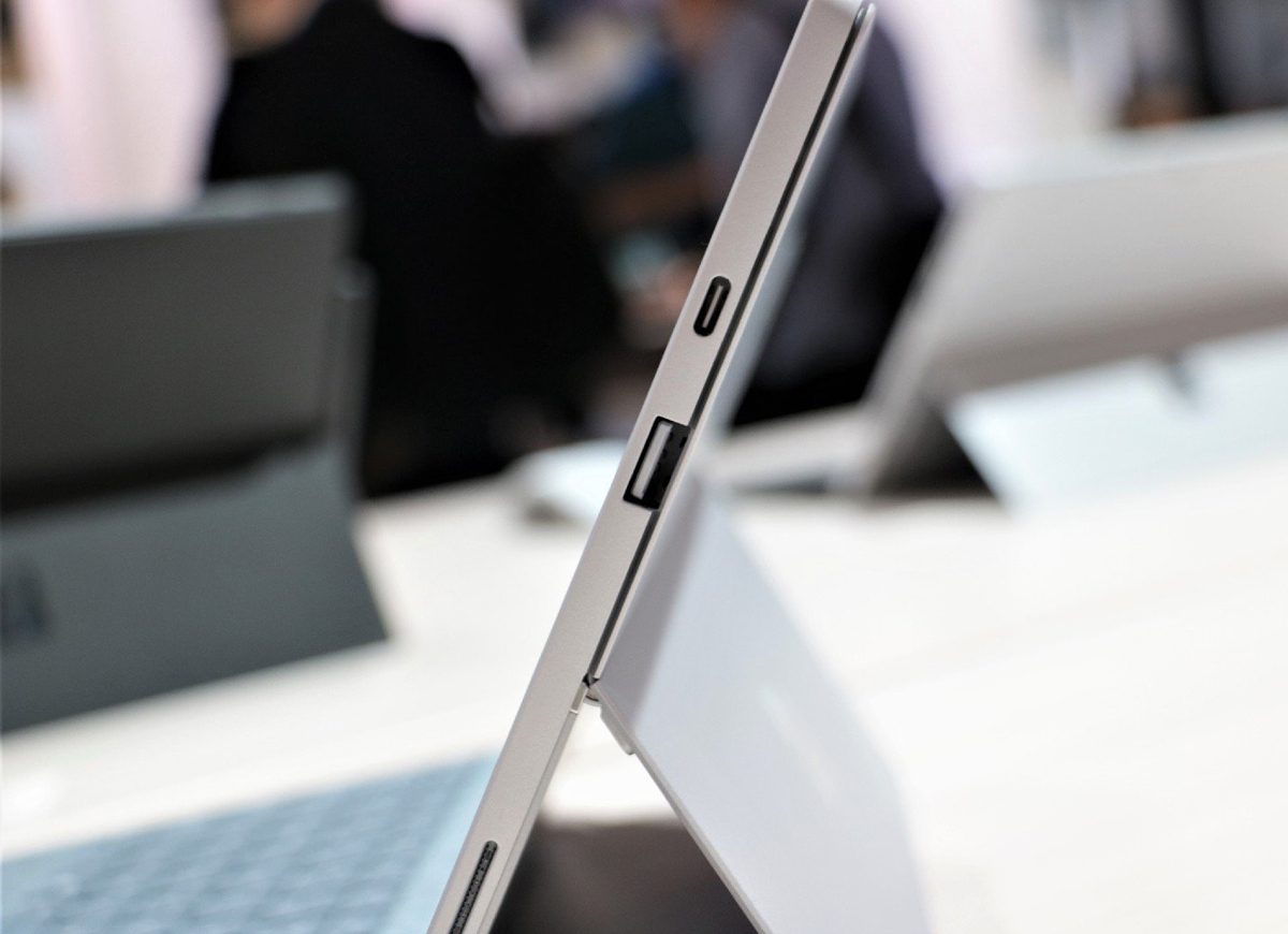 Đánh giá chi tiết Surface Pro 7 - Ngoài cổng USB-C mới ở cạnh bên, Surface Pro 7 có tính thẩm mỹ tối giản tương tự như Surface Pro 6