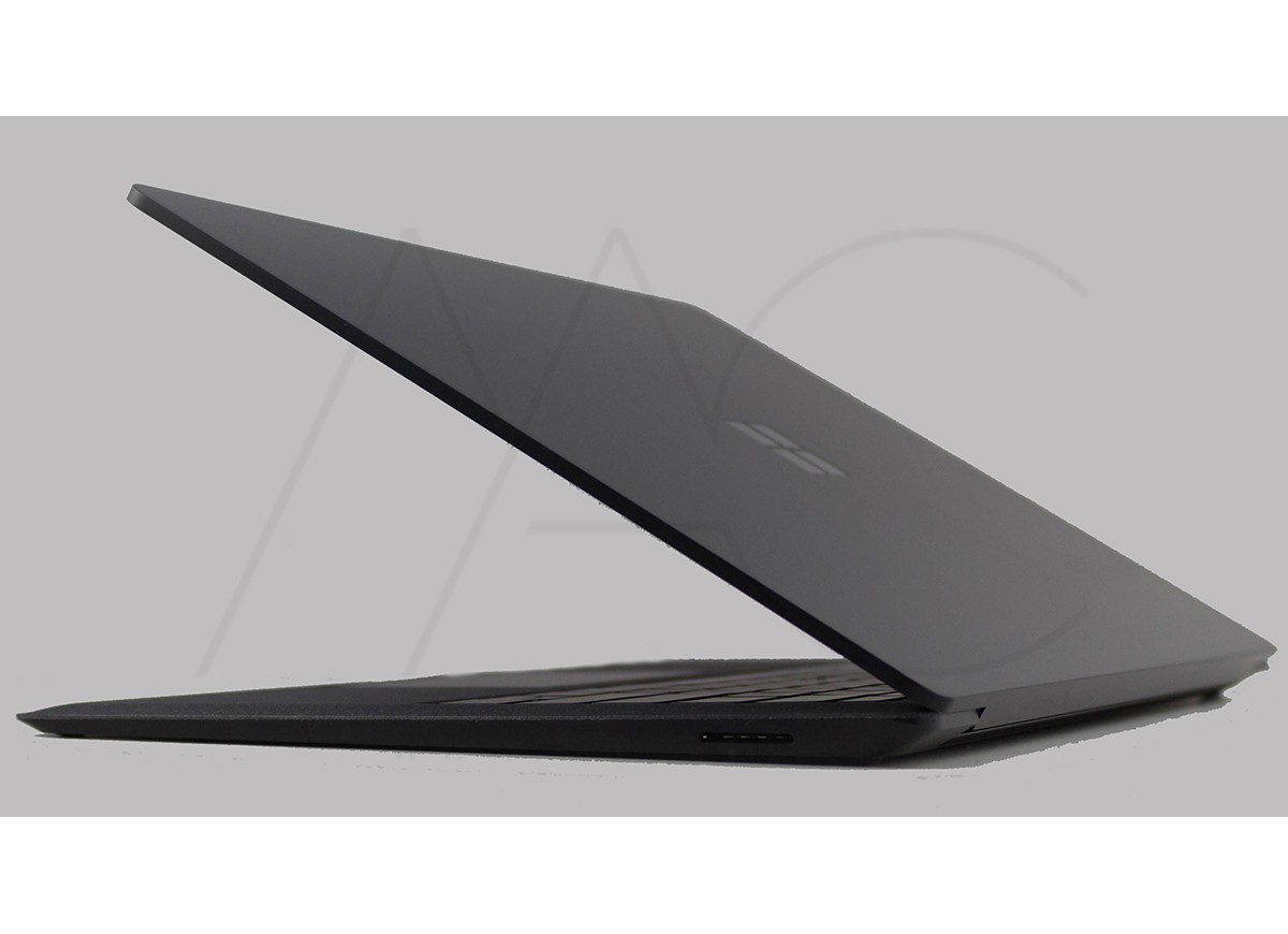 Tuy nhiên, nhà microsoft vẫn chưa thể phóng khoáng trong việc thiết kế cổng kết nối. Đây được đánh giá là một thiếu sót khá lớn của họ