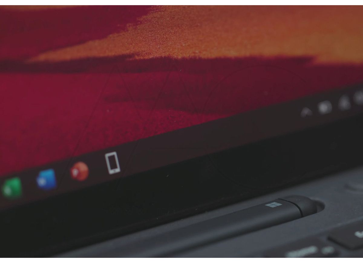 Một bổ sung nhỏ đó chính là nam châm giúp khóa chặt hơn giữa Surface Pro X và bàn phím. Một điều chỉnh nhỏ nhưng đáng khen ngợi.