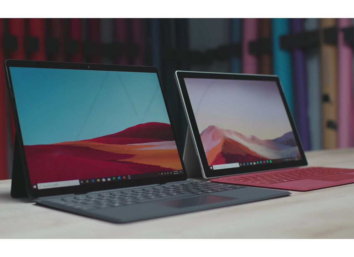 Nhìn chung, Surface Pro X đem lại cái nhìn và cảm giác rất cao cấp so với Surface Pro 7 (phải)