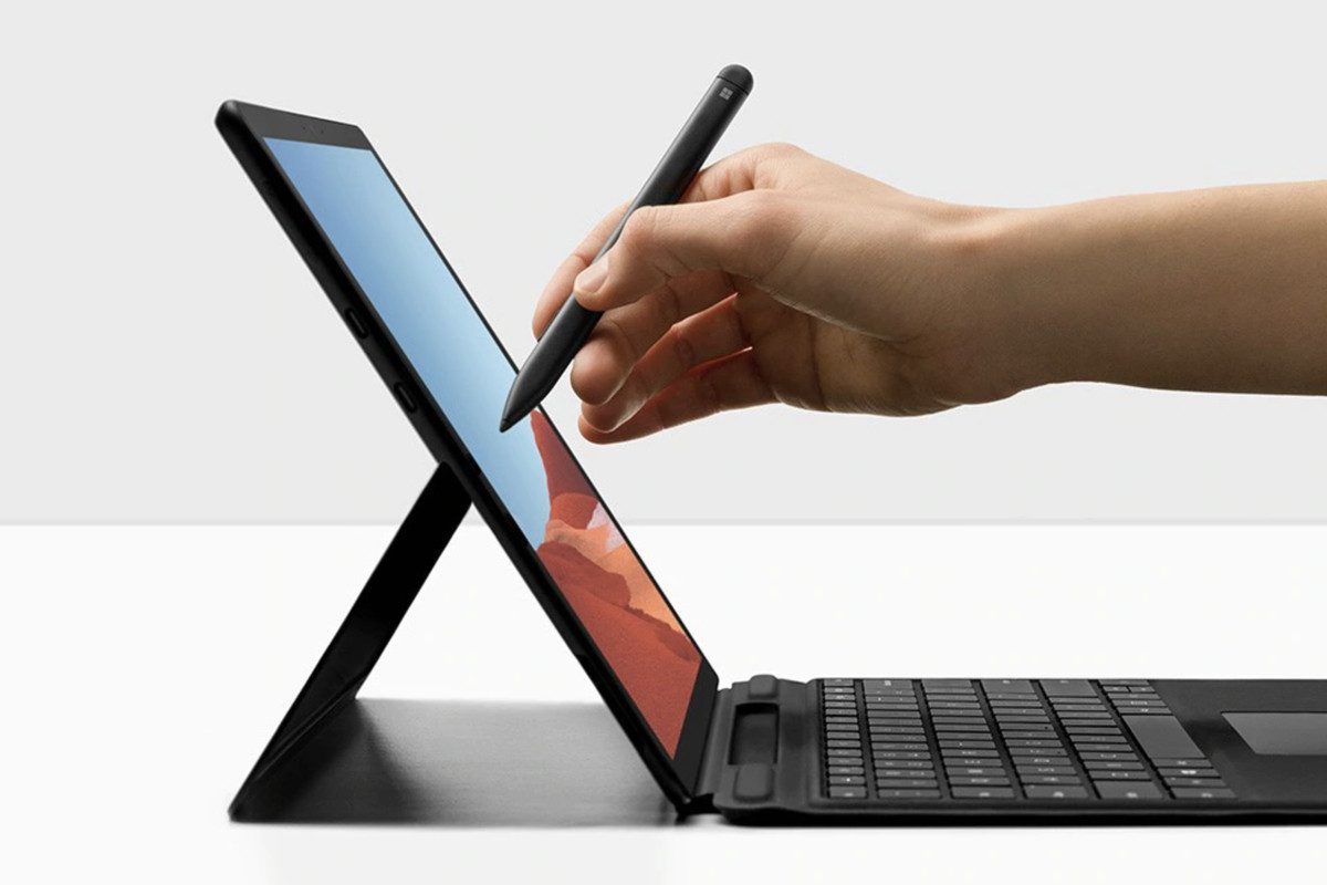 Thiết kế mới đó cho phép Surface Slim Pen xếp gọn trong boong bàn phím của Surface Pro X. Được giữ bởi các nam châm mạnh, khay cũng sạc không dây cho bút khi không sử dụng