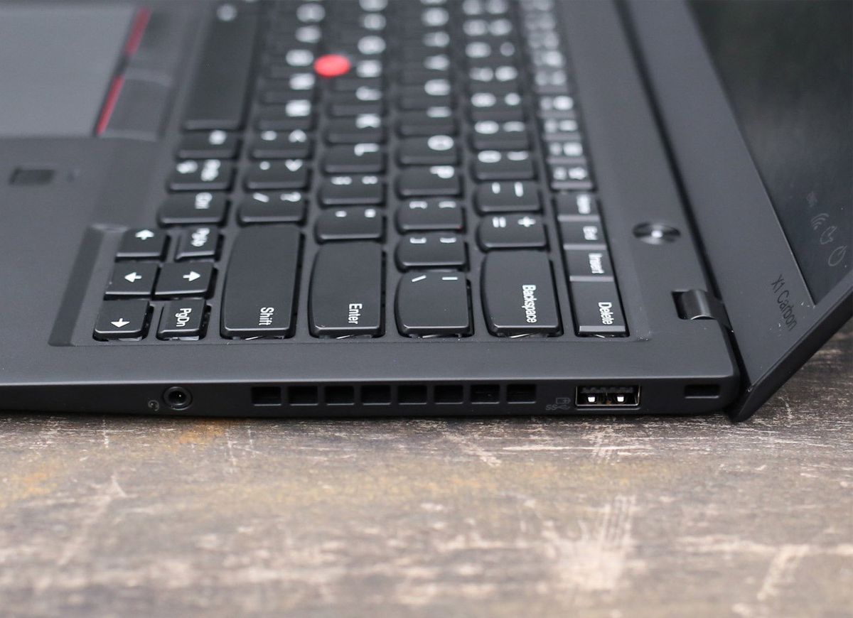 Lenovo Thinkpad X1 Carbon Gen 6 - Cổng kết nối phía bên phải