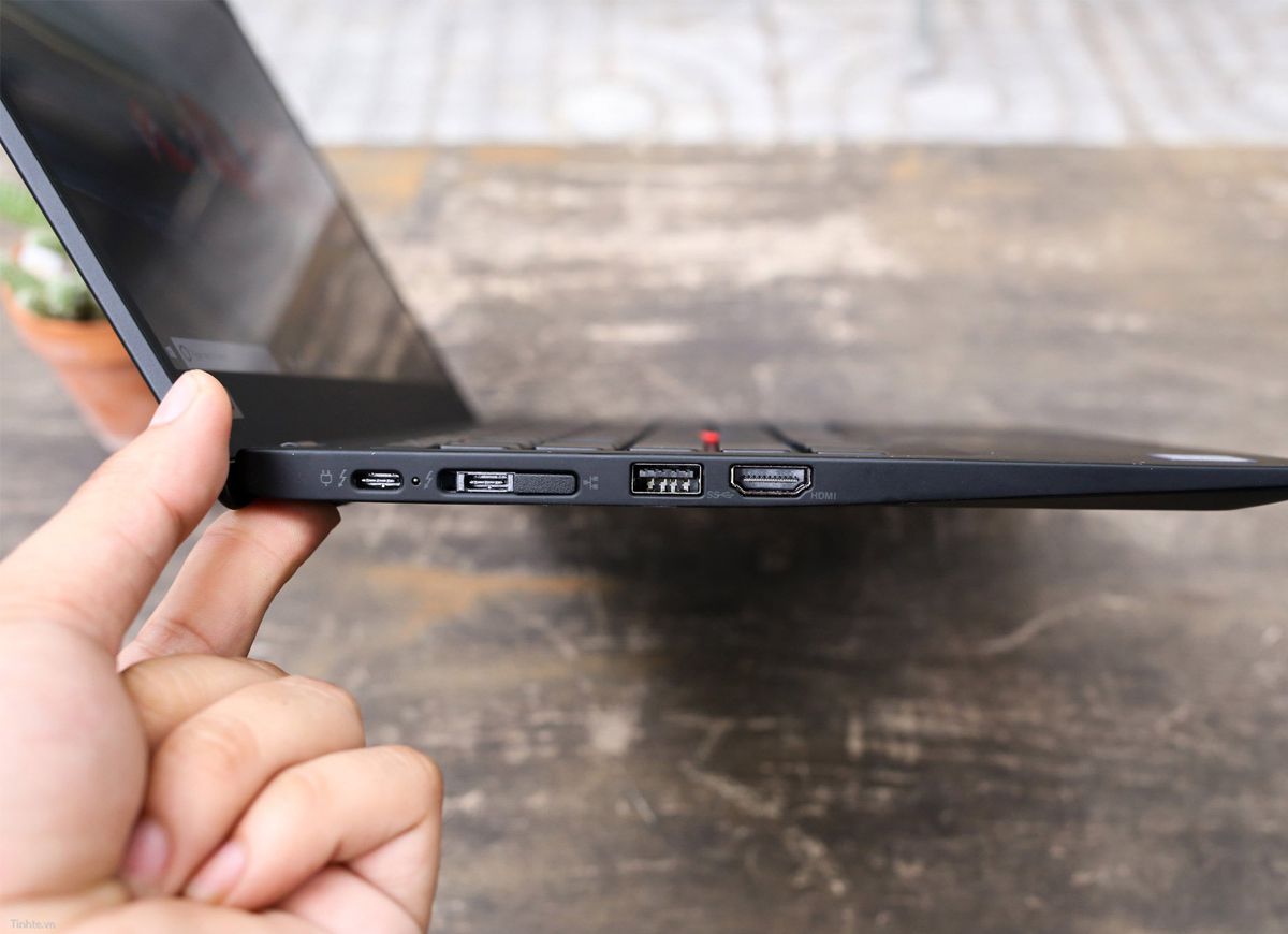 Lenovo Thinkpad X1 Carbon Gen 6 - Cổng kết nối phía bên trái