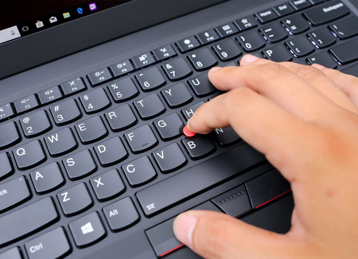 Lenovo Thinkpad X1 Carbon Gen 6 cung cấp TrackPoint màu đỏ nằm giữa các phím G và H