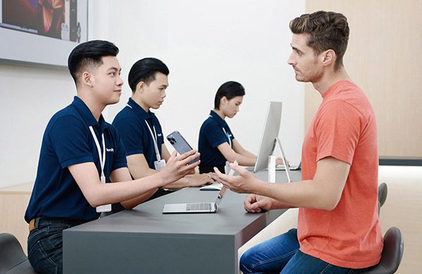 Bạn nên đến trung tâm bảo hành chính hãng để được thay pin Macbook chất lượng