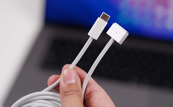 Nên kiểm tra dây sạc trước khi sử dụng