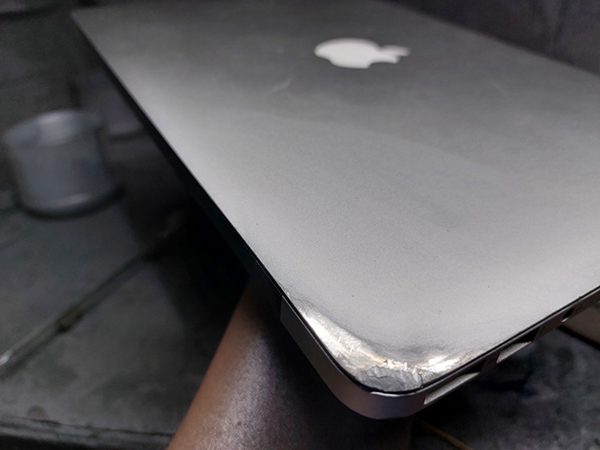 Tránh chọn những chiếc MacBook bị trầy xước nặng, móp méo nhiều
