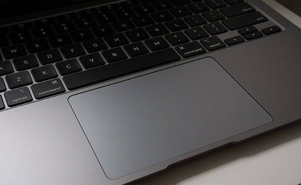 Touchpad kích thước lớn, đem lại trải nghiệm vuốt, chạm mượt mà
