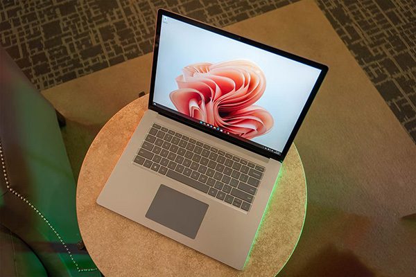 Đánh giá laptop Surface có chế độ hiển thị màu sắc chân thực, sắc nét