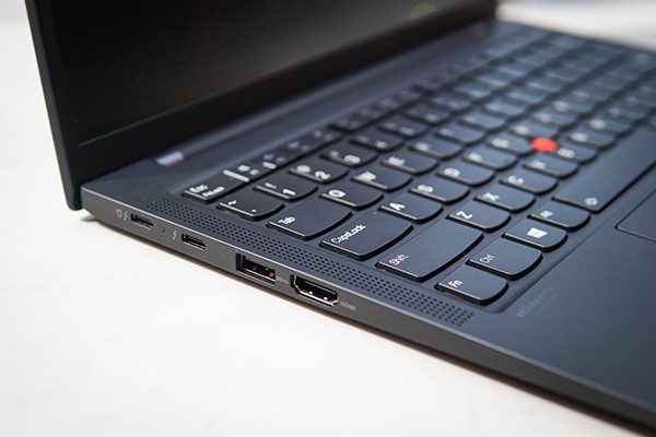 ThinkPad X1 Carbon Gen 4 chưa trang bị khe cắm gây bất tiện cho người dùng