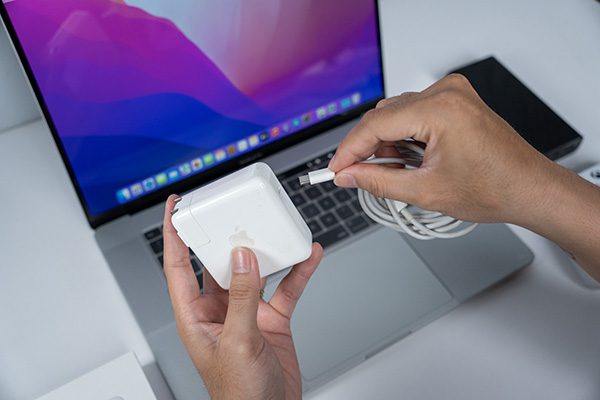 Bạn cần kiểm tra nguồn điện của Macbook