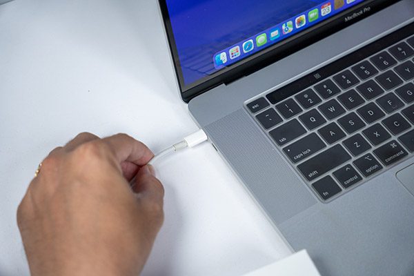 Cần kiểm tra pin khi thấy màn hình Macbook không lên