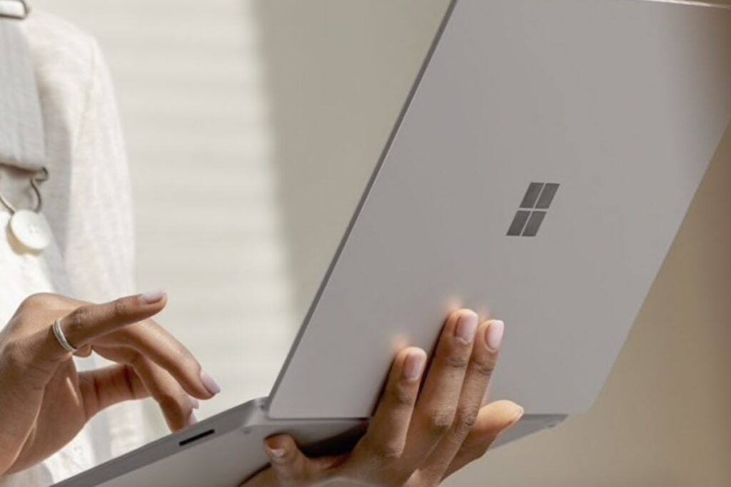 Surface Laptop 3 có thiết kế mỏng nhẹ, phù hợp để mang đi xa