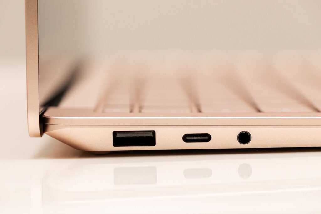 Cổng kết nối Surface Laptop 3 khá to
