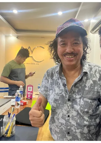 Khách hàng 2 mua sắm tại Mac365
