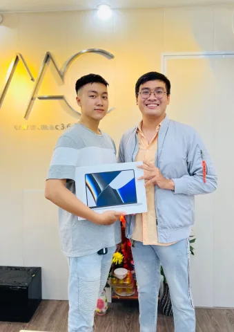 Khách hàng 4 mua sắm tại Mac365